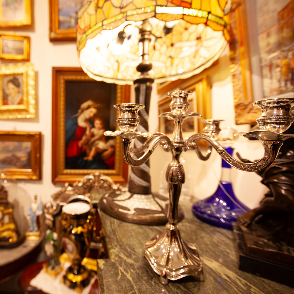 Scultura di lusso esposta in uno spazio architettonico