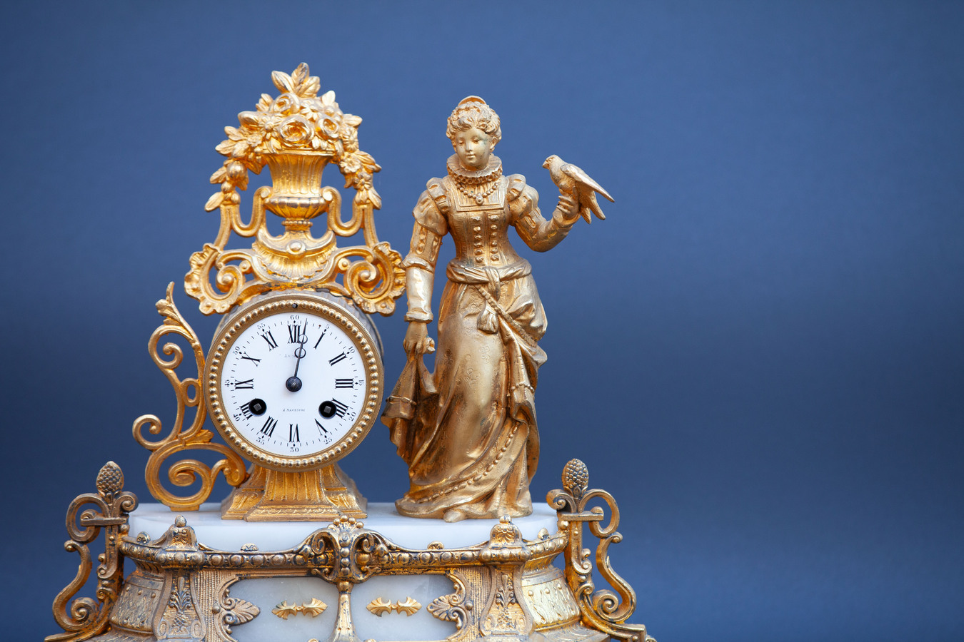 Superficie in marmo di lusso con illuminazione drammatica chiaroscuro